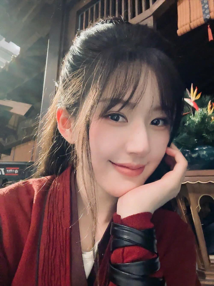 Triệu Lộ Tư xinh đẹp trong hậu trường Rèm Ngọc Châu Sa.