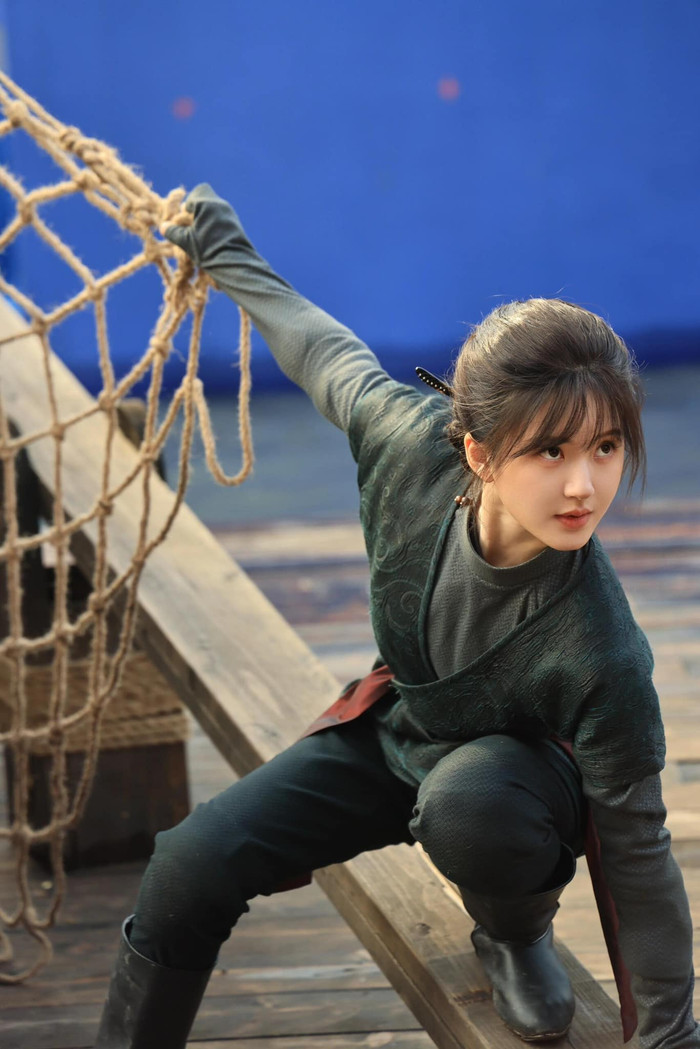 Triệu Lộ Tư có màn 'lột xác' ấn tượng, hết mình vì vai diễn.