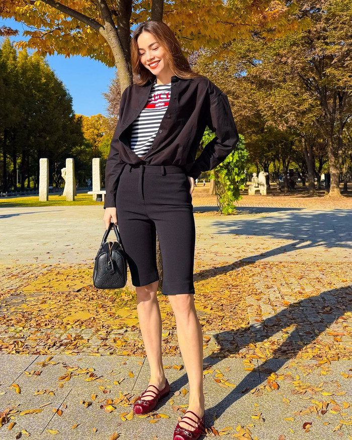 Khác với nhữ lần trước, trong chuyến đi này, Hồ Ngọc Hà chọn phong cách kín đáo nhưng không kém phần sang trọng. Cô diện áo thun ngắn tay kết hợp cùng quần ngắn đen đến từ thương hiệu cao cấp Gucci. Bộ trang phục tuy có phần kín đáo, nhưng vẫn giúp Hồ Ngọc Hà nổi bật với vẻ đẹp thanh lịch, sành điệu, tạo điểm nhấn qua những lựa chọn tinh tế mà không cần phải hở da thịt.