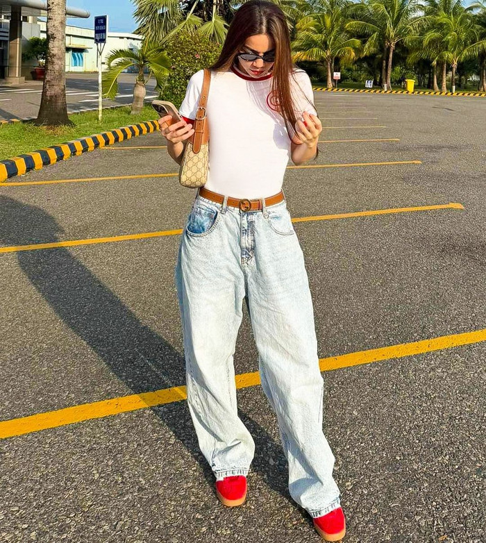 Trong một bộ outfit khác, Hồ Ngọc Hà cũng chọn phong cách casual nhưng đầy cá tính với áo thun trắng của Gucci, phối cùng quần jeans và kính đen thời thượng. Phong cách dạo phố này của Hồ Ngọc Hà được nhận xét là có phần đơn giản, khác biệt với hình ảnh lộng lẫy, quyến rũ khi cô xuất hiện trên sân khấu hay các buổi tiệc xa hoa. 