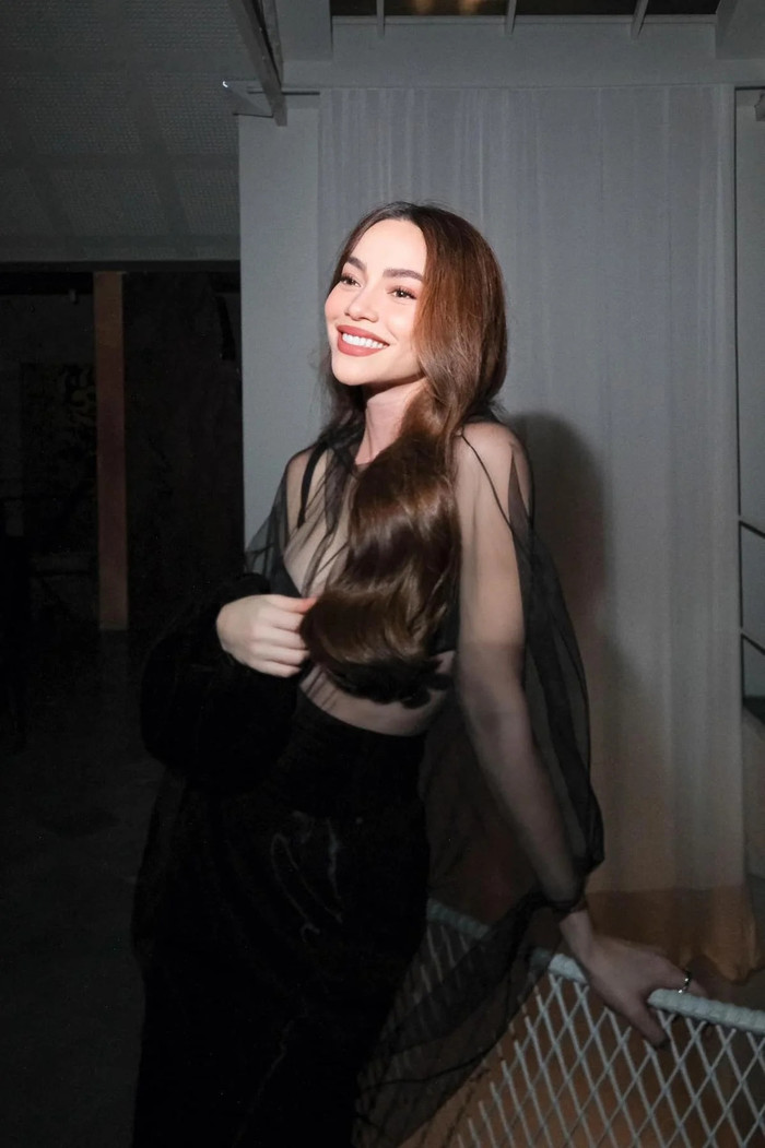 Từ phong cách sang trọng, tinh tế khi dạo phố đến những bộ cánh táo bạo khi trình diễn, thời trang của Hồ Ngọc Hà luôn biết cách thu hút sự chú ý. Tuy nhiên, việc lựa chọn trang phục ở những sự kiện lớn vẫn là yếu tố cần được cân nhắc để tránh gây tranh cãi không đáng có.