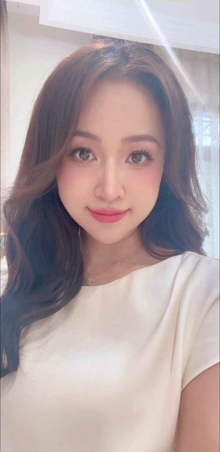 Vân Hugo gặp sự cố rơi điện thoại.