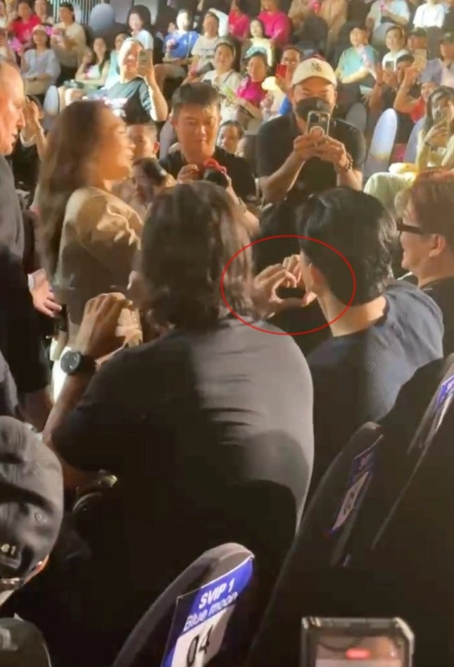 Mai Tài Phến có mặt từ sớm để ủng hộ 'chị đẹp'.