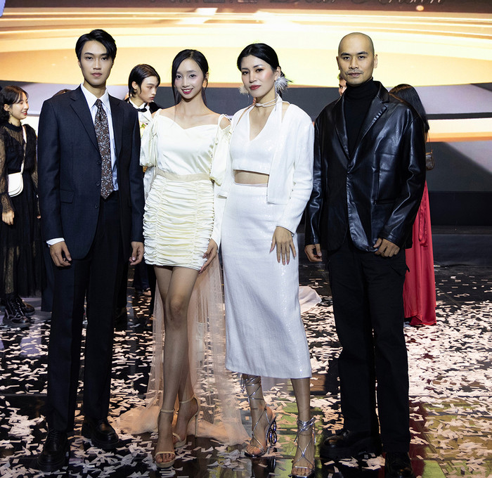 Thanh Huyền Nguyễn cùng hai người mẫu trẻ của Việt Nam là Quách Minh và Minh Quân trong một đêm trình diễn.