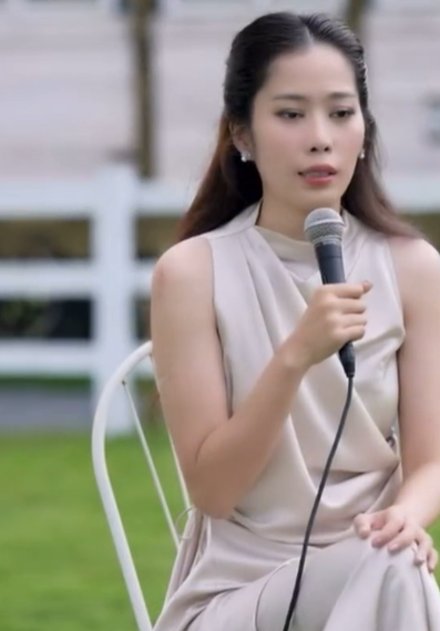 Nam Em thả hồn thể hiện ca khúc da diết giữa bãi cỏ lớn. Đây là một trong những hình ảnh hiếm hoi khán giải được chứng kiến người đẹp trở lại với âm nhạc. 