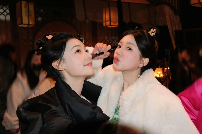 Triệu Lộ Tư (áo trắng) thân thiết với nữ phụ Rèm Ngọc Châu Sa.