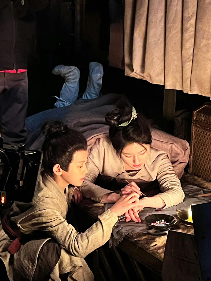 Triệu Lộ Tư nghiêm túc, tập trung cho một cảnh quay ban đêm.