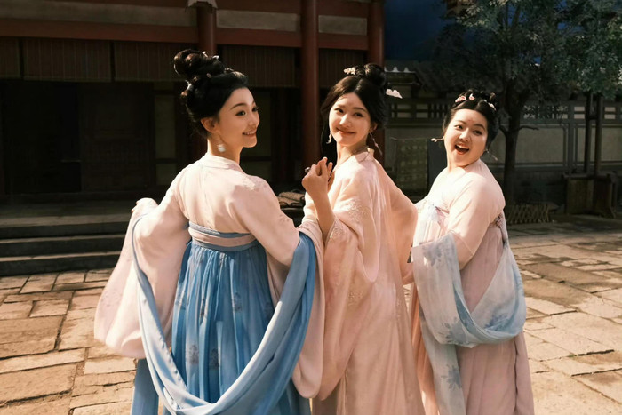 Triệu Lộ Tư vui vẻ tấu hài cùng đồng nghiệp, không hề mắc bệnh ngôi sao.