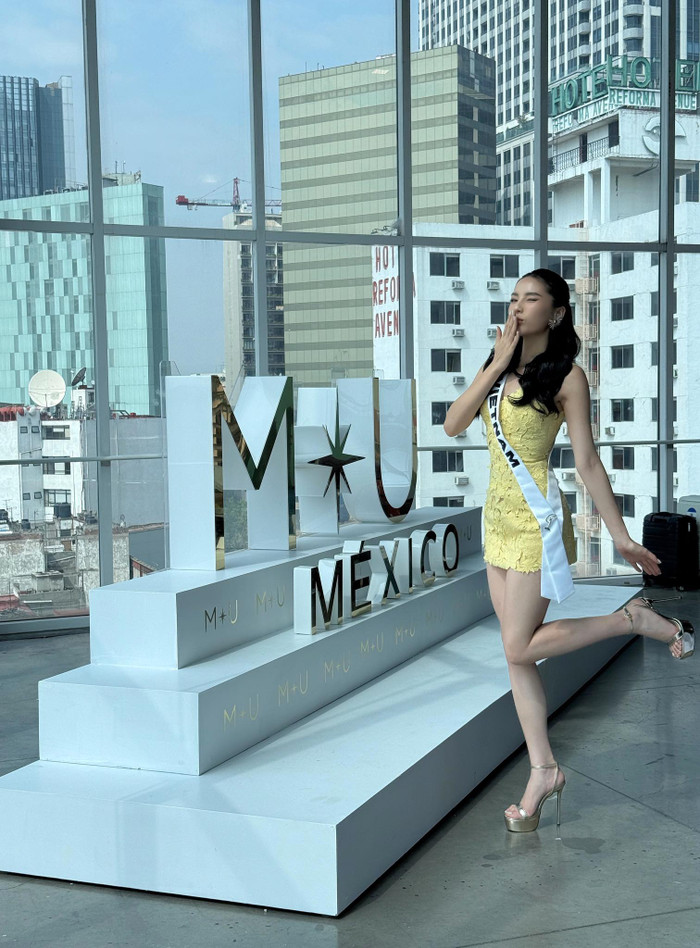 Lại một lần nữa, Kỳ Duyên cho thấy sự khéo léo trong phong cách thời trang, khi cô chọn chiếc váy ngắn màu vàng chanh, tươi sáng và nổi bật. Chiếc váy với họa tiết hoa nổi, ôm sát cơ thể giúp tôn lên vóc dáng thon gọn, đôi chân dài và sự nữ tính. Đôi giày cao gót ánh kim kết hợp cùng kiểu tóc xoăn nhẹ buông xõa tạo nên vẻ đẹp dịu dàng, cuốn hút. Kỳ Duyên không chỉ tạo được thiện cảm với bạn bè quốc tế mà còn tỏa sáng nhờ vẻ đẹp tự tin, đầy sức hút.