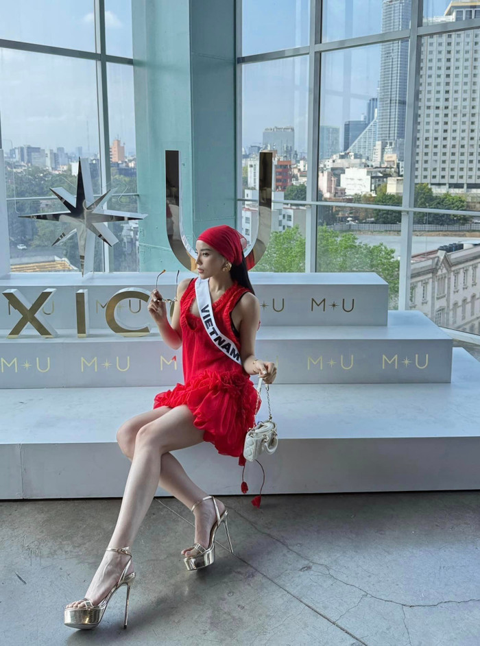 Trong bộ váy đỏ rực rỡ, Kỳ Duyên đã mang đến phong cách thời trang tươi trẻ, cuốn hút. Thiết kế váy ngắn với các lớp vải xếp tầng tạo cảm giác bồng bềnh, nữ tính nhưng vẫn rất năng động. Cô kết hợp với khăn buộc đầu cùng tông đỏ, kính râm đen và túi xách nhỏ màu trắng, tạo nên vẻ ngoài trẻ trung, sành điệu. Đôi giày cao gót màu nude giúp Kỳ Duyên giữ được vẻ thanh thoát và hài hòa, tôn lên vóc dáng thon gọn của cô.