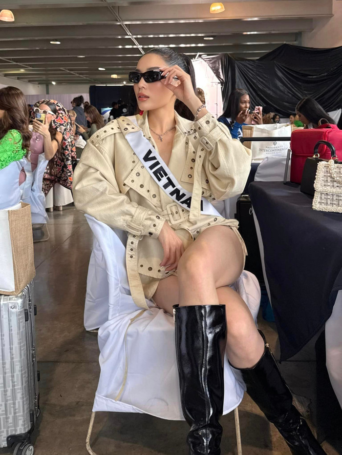 Tiếp đó, Kỳ Duyên gây ấn tượng với bộ trang phục màu be được tô điểm bởi chi tiết đinh tán cá tính. Chiếc áo khoác dáng rộng cùng đai thắt eo làm nổi bật vóc dáng thon gọn nhưng vẫn giữ được vẻ phóng khoáng. Kính râm đen và đôi bốt da bóng cao đến gối tạo điểm nhấn hiện đại, thời thượng, giúp tổng thể trang phục thêm phần cá tính. Với kiểu tóc buộc cao và cách trang điểm sắc sảo, Kỳ Duyên không chỉ nổi bật mà còn thể hiện được phong cách mạnh mẽ, quyền lực của mình.