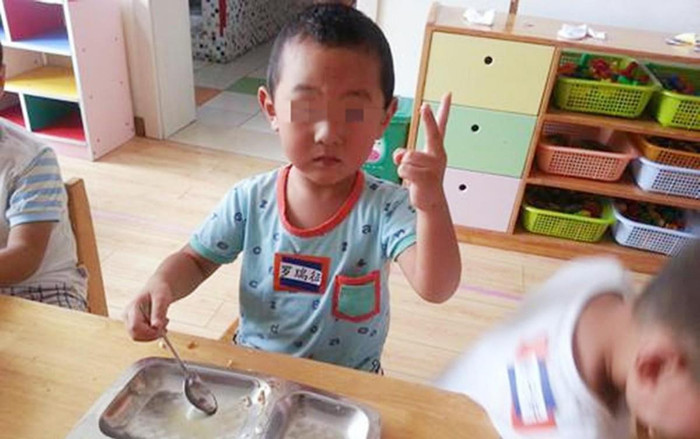 Cô khen con ăn giỏi nhưng về nhà vẫn đói bụng, mẹ đến trường đòi xem camera và cái kết Ảnh 2