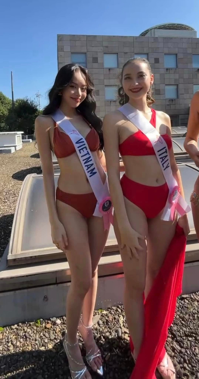 Thanh Thủy đọ sắc cùng đối thủ.&nbsp;