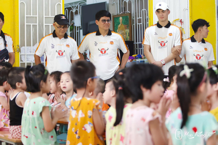 CLB HAGL của bầu Đức vừa có hành động rất đẹp trước ngày rời TPHCM. Ảnh: CLB HAGL