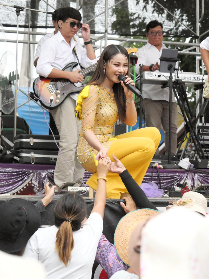 Nữ ca sĩ Wiang Narumon nổi tiếng tại Thái Lan với thể loại nhạc truyền thống Lam Mor.