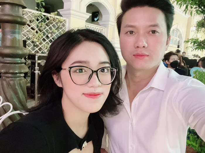 Nam diễn viên bên cạnh vợ là Thảo Hân, kém anh 16 tuổi. 