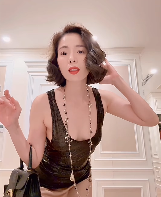 Lệ Quyên tiếp tục gây chú ý với phong cách ăn mặc được đánh giá xinh đẹp và đầy quyến rũ.