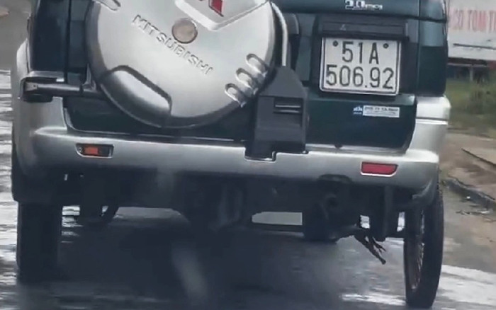 Ô tô gắn bánh xe máy chạy trên đường ở Cà Mau gây bão mạng xã hội.