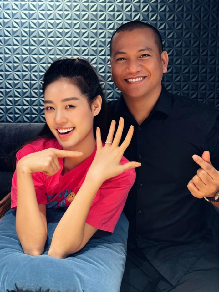 Khánh Vân là một trong những Hoa hậu có chuyện tình cảm kín tiếng nhất nhì showbiz Việt. Kể từ khi đăng quang Hoa hậu Hoàn vũ Việt Nam 2019, chân dài chưa từng lộ thông tin hẹn hò. Đến tháng 6/2024, người đẹp bất ngờ công khai được cầu hôn nhưng vẫn giấu danh tính của chồng sắp cưới. Sau 2 tháng, Khánh Vân mới đăng tải ảnh của người yêu trên trang cá nhân để xác nhận với mọi người. 