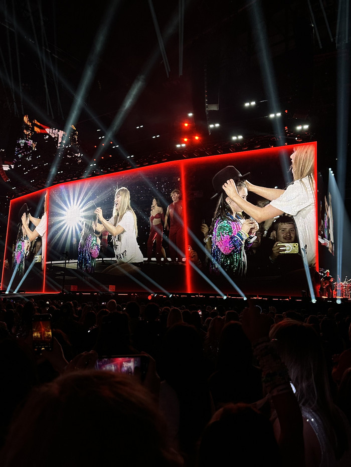 Taylor Swift tặng nón cho một bé gái trong show diễn và câu chuyện xúc động đằng sau Ảnh 5