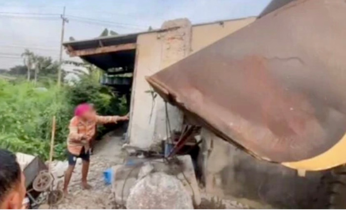 Cảnh sát vào cuộc sau vụ tai nạn thương tâm trong bể xi măng tại Thái Lan.