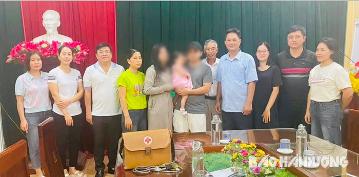 Bố mẹ ruột đã đến đón bé gái về nhà.