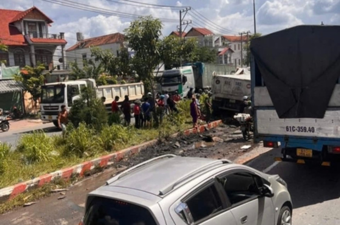 Xe ben đâm dồn 4 phương tiện chờ đèn đỏ khiến 1 nạn nhân thiệt mạng tại Bình Dương.