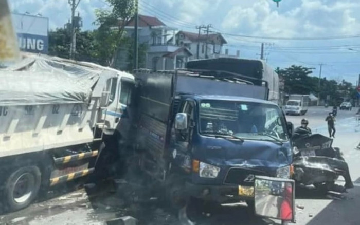 Xe ben gây tai nạn liên hoàn tại ngã tư, trích xuất camera điều tra Ảnh 2