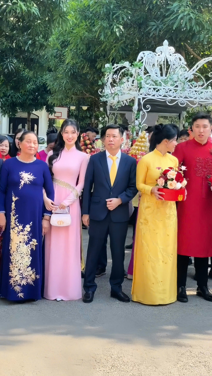 Á hậu Phương Nhi lựa chọn kiểu tóc buộc nửa đầu kèm tóc mái rẽ ngôi giữa tôn ngũ quan. Lối trang điểm mỏng nhẹ với tông màu thịnh hành góp phần ghi điểm hình ảnh của cô trong ống kính. 