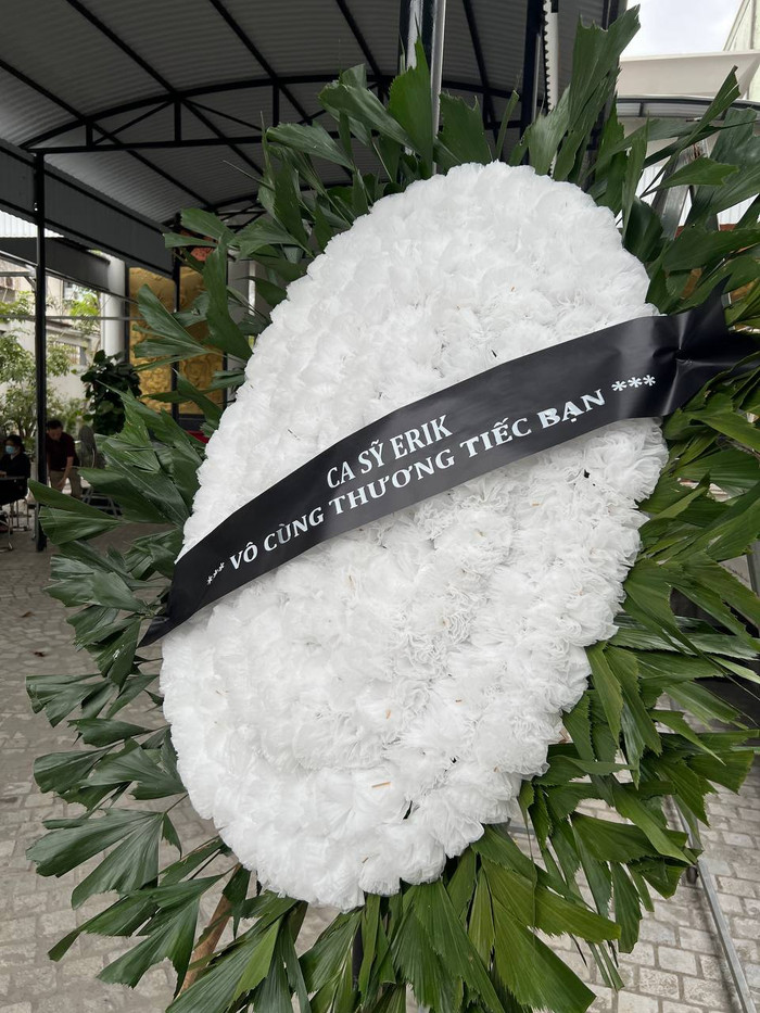 Vòng hoa tiễn biệt bạn của ca sĩ Erik.