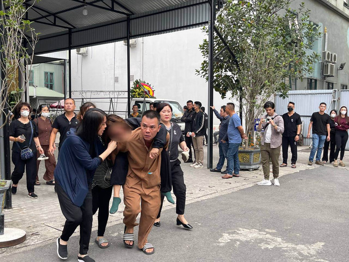 Mẹ của nạn nhân vì quá đau đớn đã lả người đi.