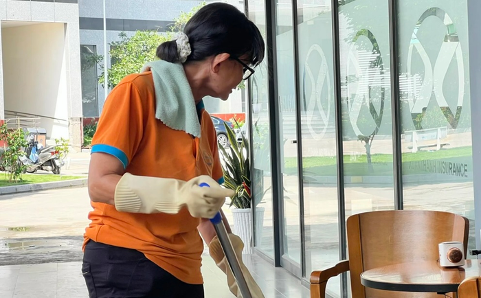 Trước đó, nghệ sĩ Thanh Như Nguyệt đi làm lao công, tạp vụ.