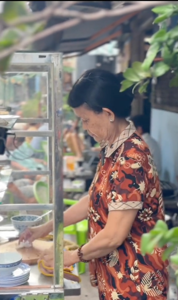 Nữ nghệ sĩ nổi tiếng một thời nay đi bán cơm tấm mưu sinh qua ngày ở TP HCM Ảnh 2