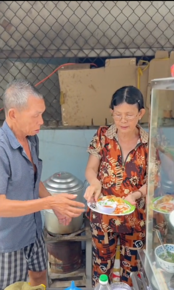 Hiện tại, nghệ sĩ Thanh Như Nguyệt mưu sinh bằng nghề bán cơm tấm ở quận 6.