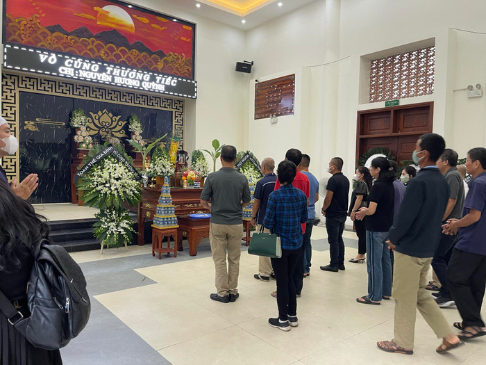 Vụ cô gái bị nhóm quái xế tông tử vong: Mẹ lả đi, ngất xỉu tại tang lễ của con gái Ảnh 1