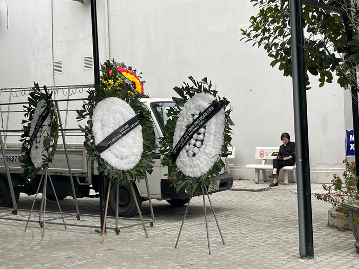 Những vòng hoa kính viếng như lời tiễn biệt cuối cùng đến nạn nhân