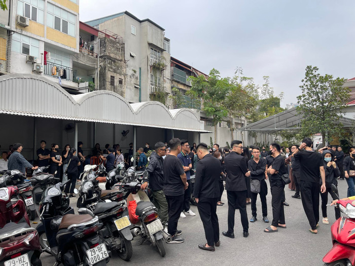 Rất đông người thân, bạn bè... đến đưa tiễn cô gái trẻ xấu số