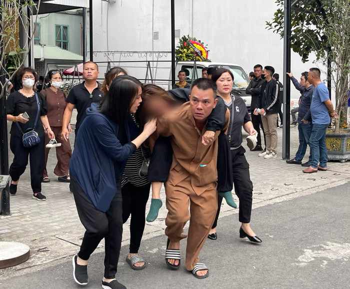 Mẹ nạn nhân ngất xỉu trước nỗi đau quá lớn