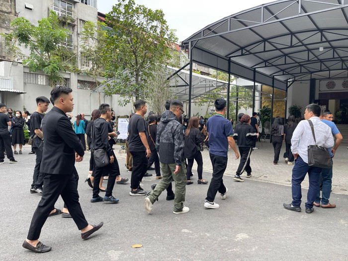 Vụ cô gái bị nhóm quái xế tông tử vong: Mẹ lả đi, ngất xỉu tại tang lễ của con gái Ảnh 2