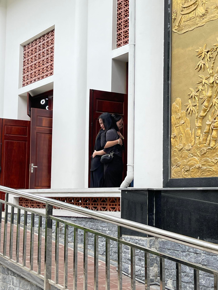 Nhiều người không kìm được nước mắt trước sự ra đi đột ngột của Q.