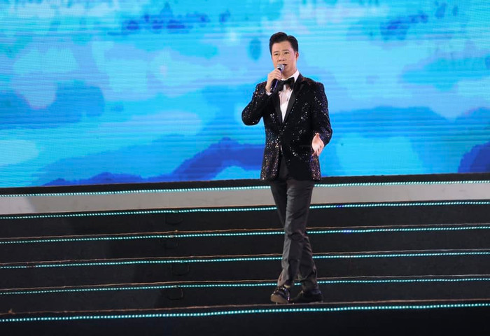 Quang Dũng bền bỉ hoạt động nghệ thuật gần 30 năm, sở hữu lượng khán giả đông đảo. 