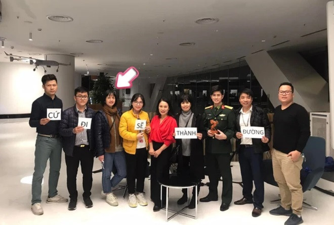 MC Tùng Chi (thứ 3, từ trái sang) chụp hình cùng đồng nghiệp vào cuối năm 2021.