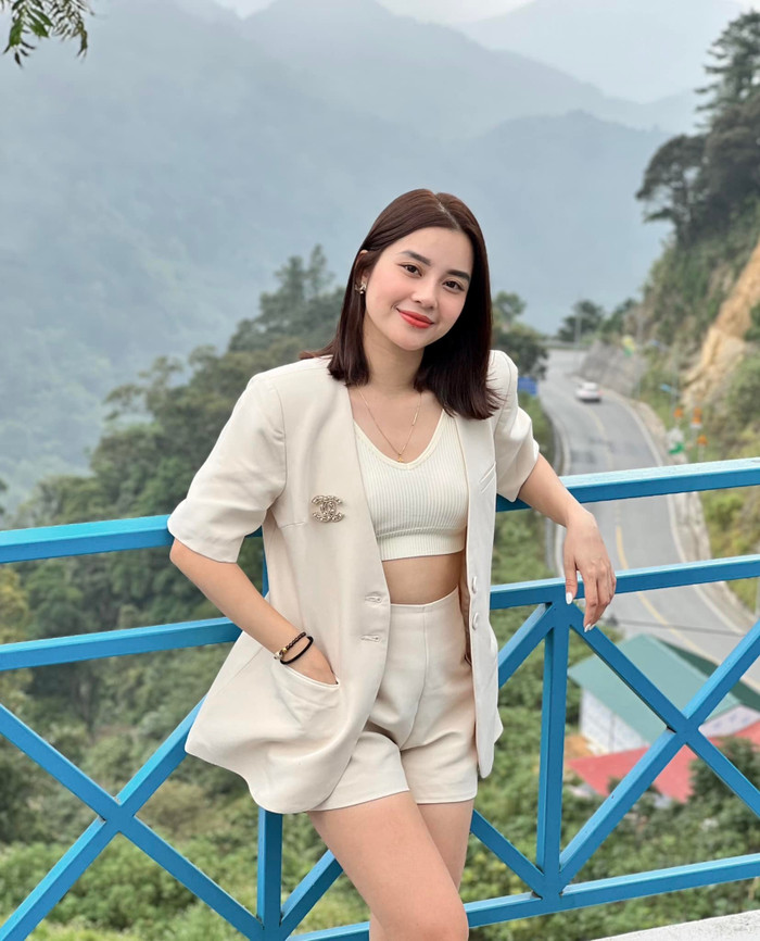 Nhan sắc xinh đẹp, sắc sảo ngoài đời của Hoàng Linh Chi. 