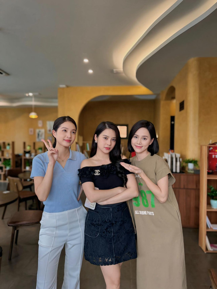 Hoàng Linh Chi chia sẻ ảnh hậu trường chụp cùng Bích Ngọc và Minh Thu trong phim Sao Kim bắn tim Sao Hỏa. 