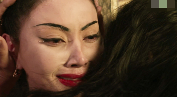 Mai Davika trang điểm quá đậm trong cảnh thị tẩm ở tập mới của phim