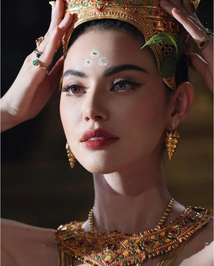 Mai Davika đóng Nữ Hoàng Ayodhaya một bộ phim nhận nhiều ý kiến trái chiều