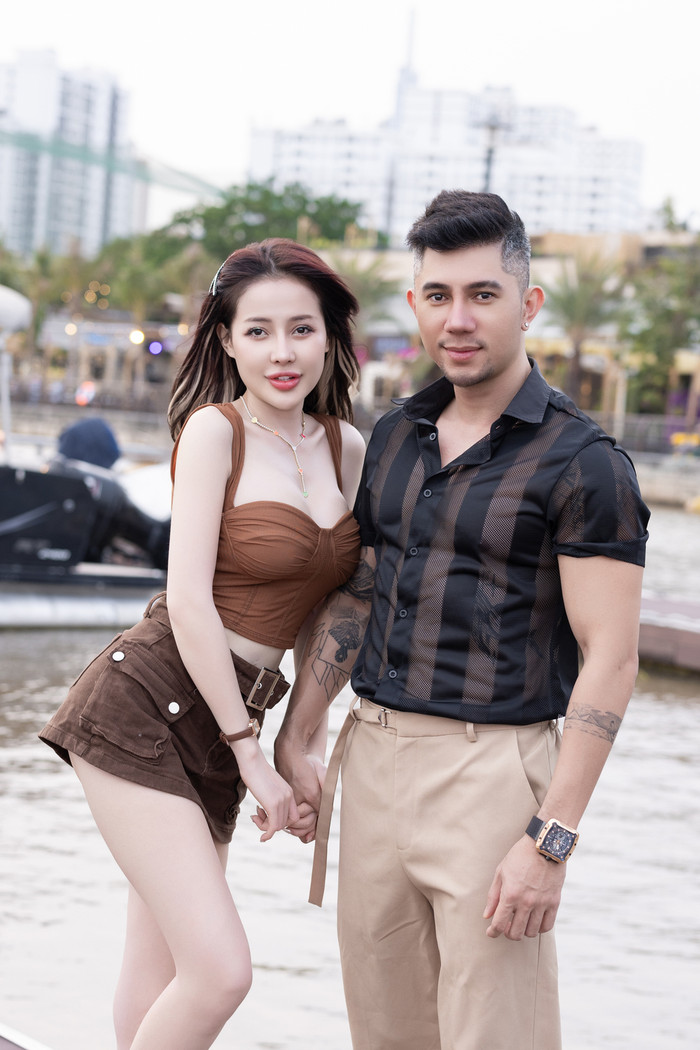 Ngân 98 tiết lộ cát xê từ vài chục triệu đến vài trăm triệu cho mỗi buổi diễn. Sau đó, cô dùng tiền để đầu tư cho hình ảnh, ê kíp.