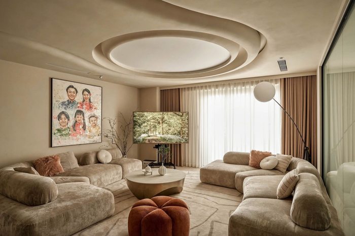 Tổ ấm rộng 155m2 dùng làm nơi nghỉ dưỡng của vợ chồng Cường Đô La và các con vào cuối tuần. Điểm nhấn của căn hộ chính là bức tranh gia đình đầy đủ 5 thành viên. 