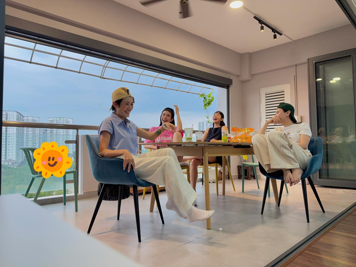 Vợ Cường Đô La cười tươi rói khi tụ họp cùng hội bạn thân hơn thập kỉ. 