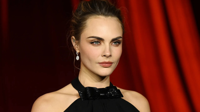 Cara Delevingne 'tái hiện' kiểu tóc mái thưa biểu tượng của Audrey Hepburn.